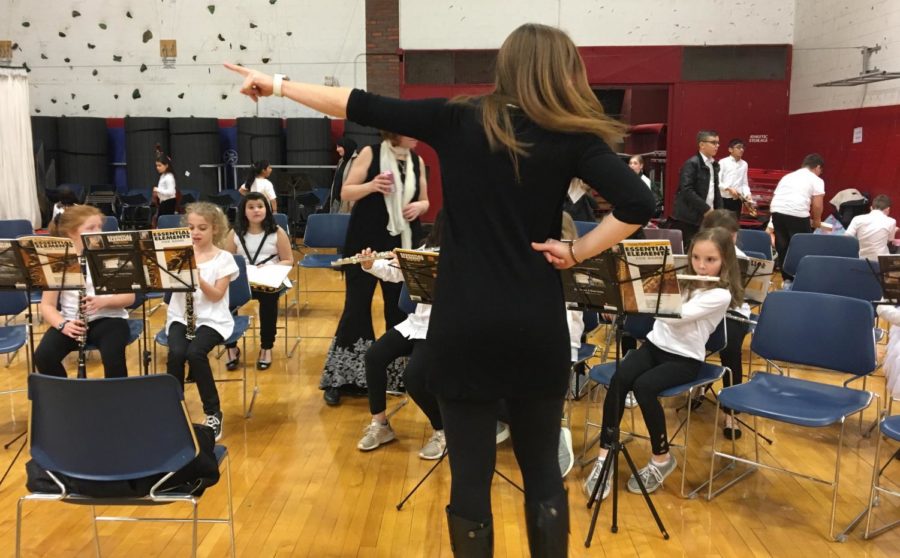 CONDUCTING+BUSINESS+--+Musicians+and+teachers+from+all+five+schools+in+Watertown%2C+Mass.%2C+prepare+for+Bandarama+2019+in+the+Watertown+High+School+gym+on+Tuesday%2C+March+12.%0A%0APhoto+by+Isabella+Nitschke%2FRaoder+Times+%28Watertown+High%29